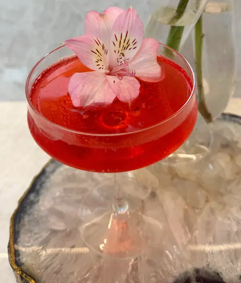 O drink pink do Outubro Rosa com uma flor