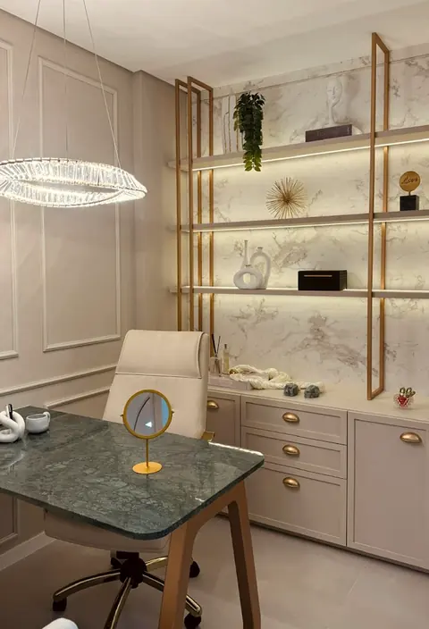O consultório, com mesa de mármore verde e estantes douradas