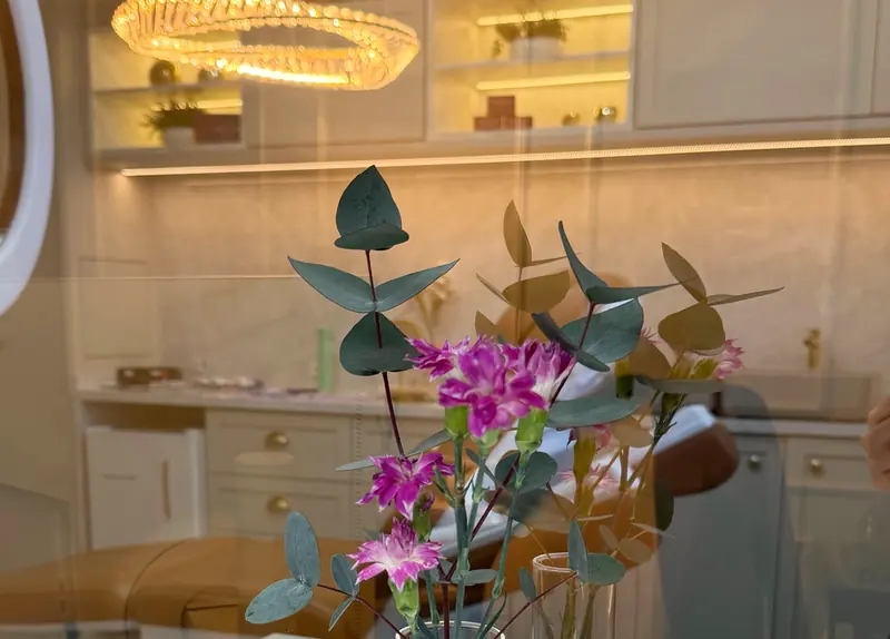 Flores e a sala de atendimento iluminada